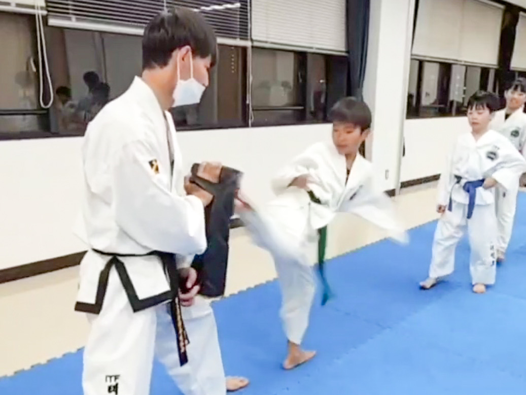 足立舎人道場 ミットを使った蹴りの稽古